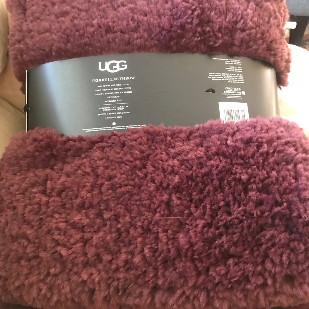 UGG Luxe  throw so very soft  in Cabernet color . - Picture 9 of 13